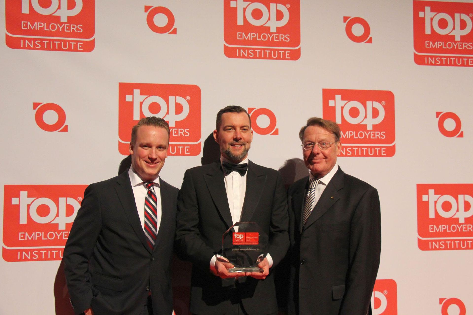 Steffen Neefe, Country Manager für die DACH-Region, überreichte die Auszeichnung an Christian Daus (links im Bild) und Heinz Jaspert (rechts im Bild)